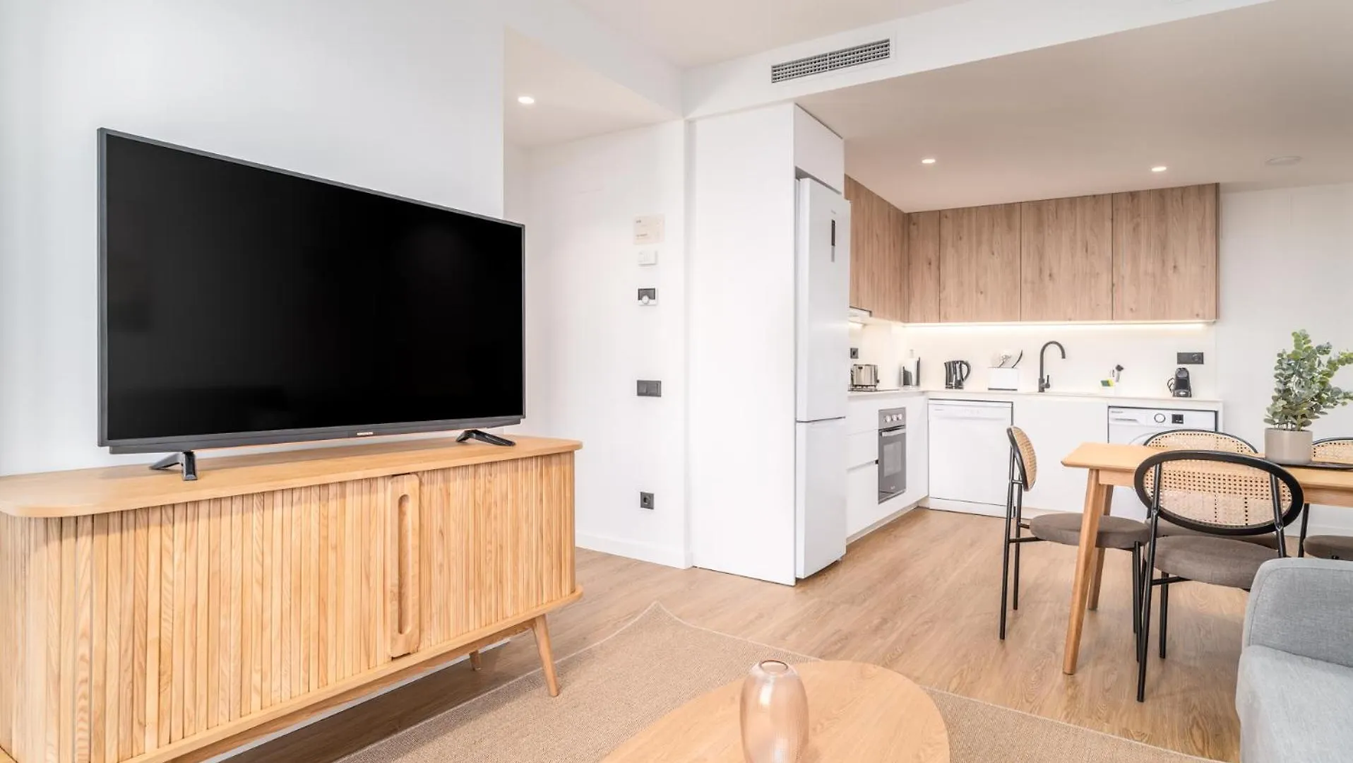 Limehome Barcelona Placa Pirineus L'Hospitalet de Llobregat