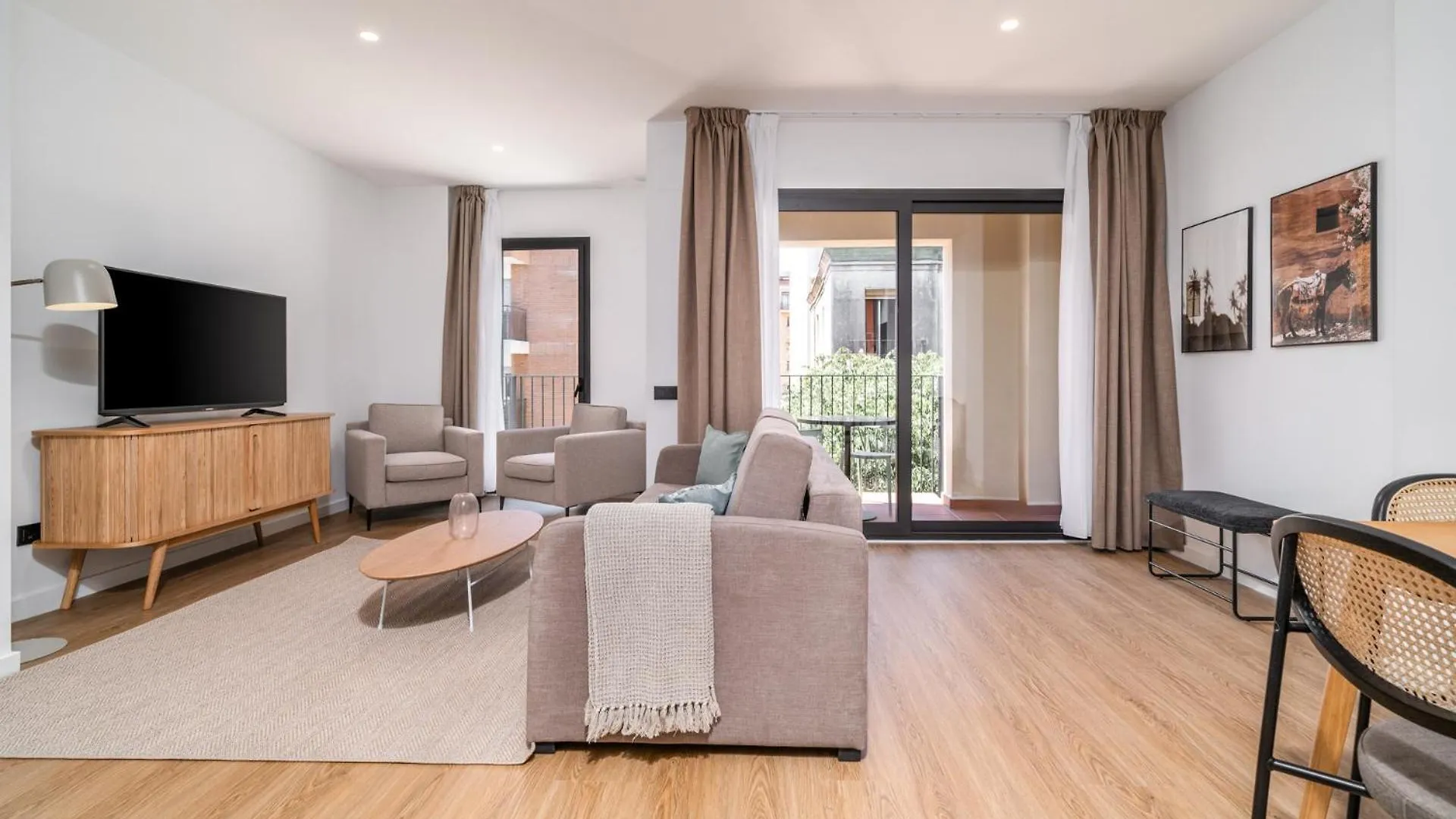 Limehome Barcelona Placa Pirineus L'Hospitalet de Llobregat