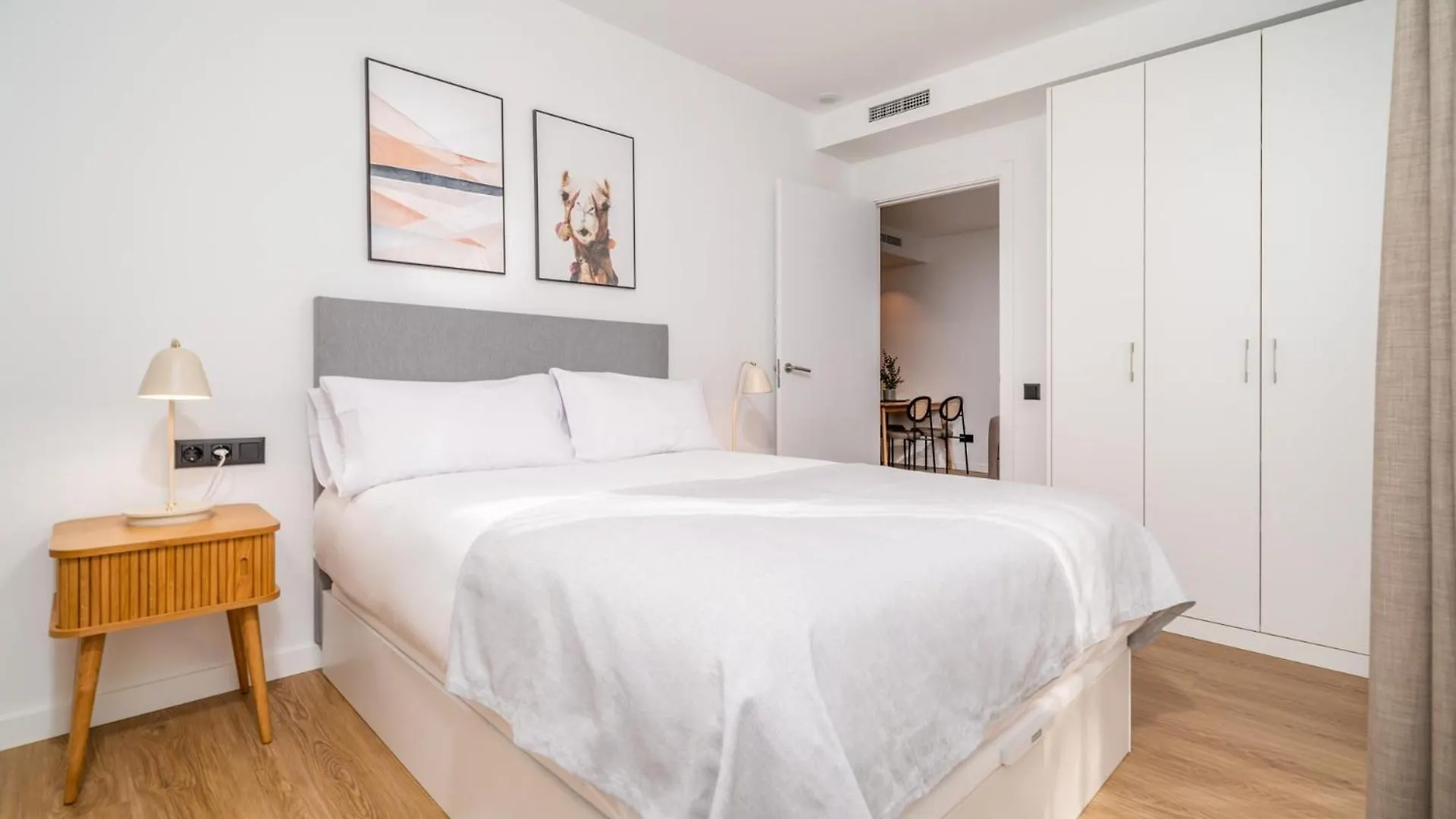 Limehome Barcelona Placa Pirineus L'Hospitalet de Llobregat España