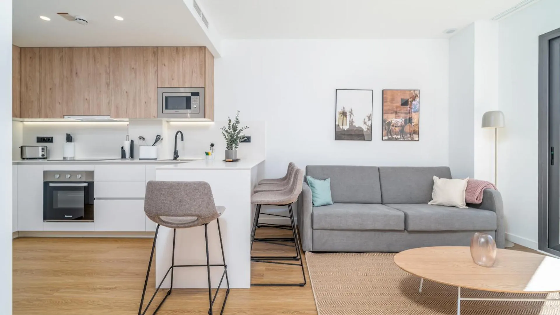 Limehome Barcelona Placa Pirineus L'Hospitalet de Llobregat 0*,  España